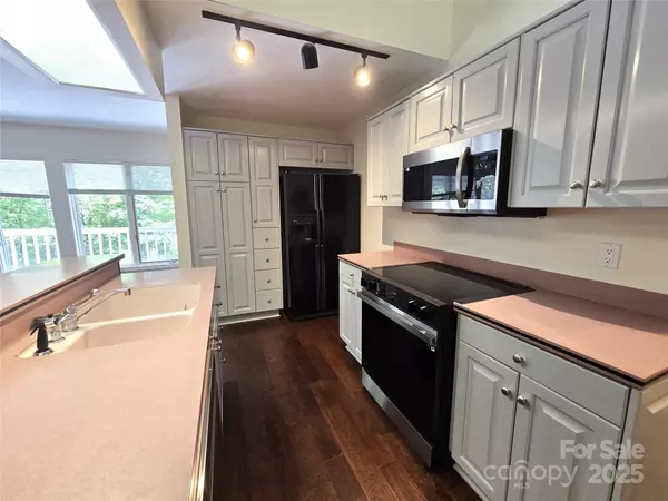 Lake Lure, NC 28746,124 Cardinal RD