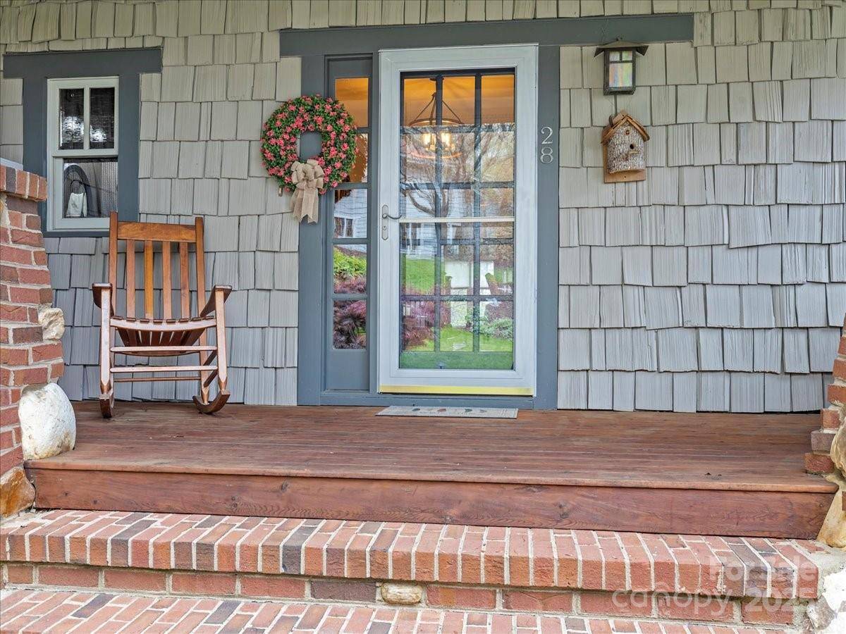 28 Lacoste DR, Hendersonville, NC 28739