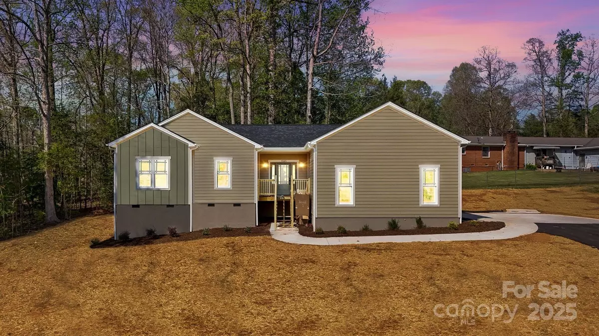 Hickory, NC 28601,9165 Cherokee DR