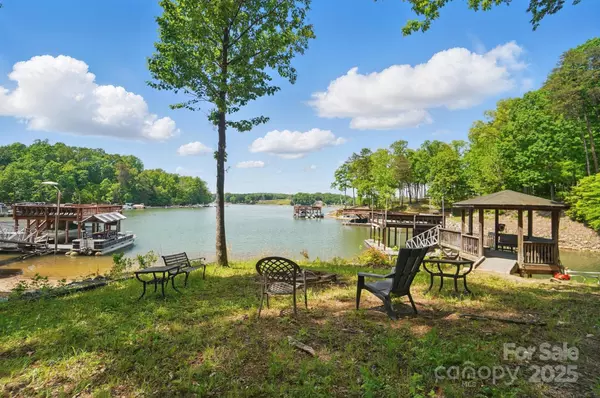 Charlotte, NC 28214,2501 Mt Isle Harbor DR