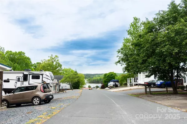 New London, NC 28127,147 Marina DR #22