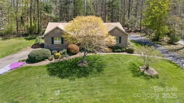 147 Canaan DR, Candler, NC 28715