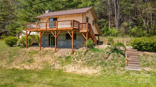 21 Barkers LN, Clyde, NC 28721