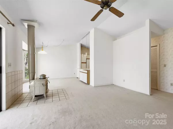 Hendersonville, NC 28739,207 Trappers TRL