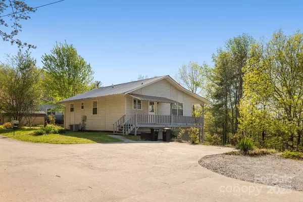 332 Cherrywood CIR, Hayesville, NC 28904