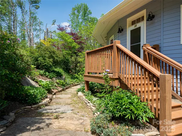 Asheville, NC 28805,15 Sassy LN