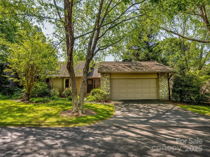 3 Governors DR, Asheville, NC 28804