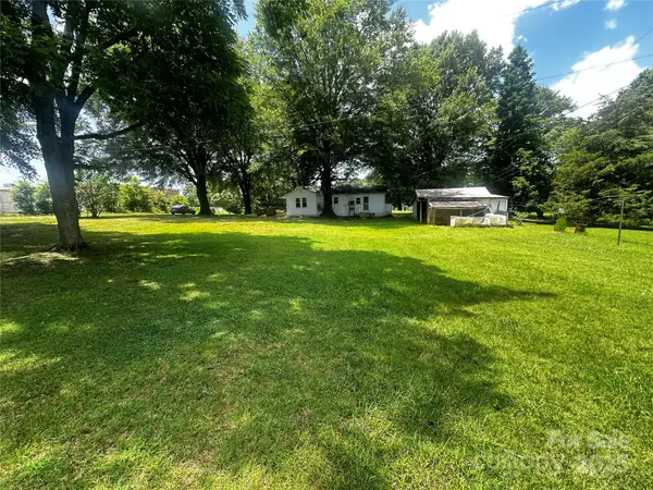Hiddenite, NC 28636,135 Hendren LN