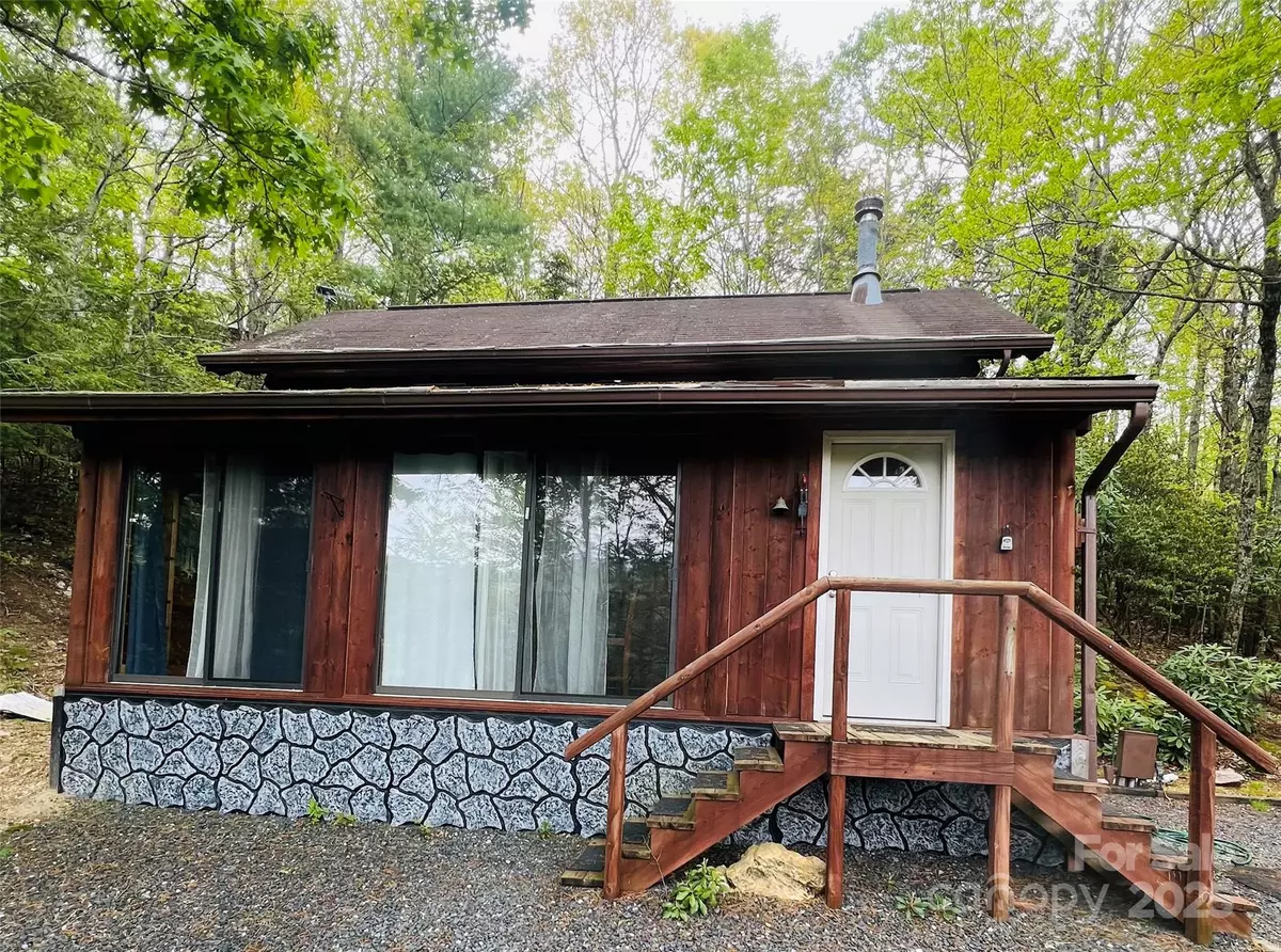 Spruce Pine, NC 28777,84 Bear Wallow DR