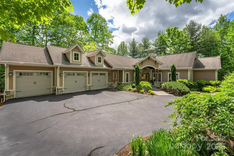 168 Chattooga RUN, Hendersonville, NC 28739