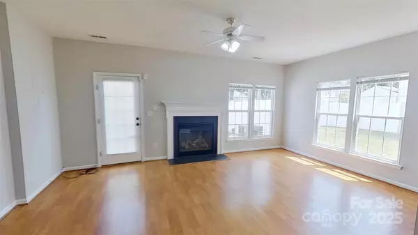 Charlotte, NC 28213,8234 Shinkansen DR