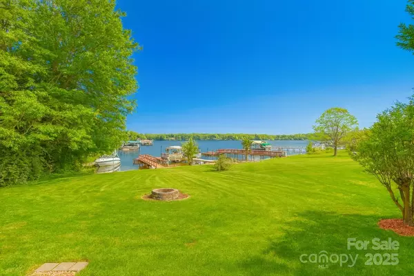 7942 Vista View DR, Sherrills Ford, NC 28673