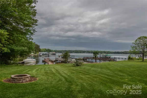 7942 Vista View DR, Sherrills Ford, NC 28673