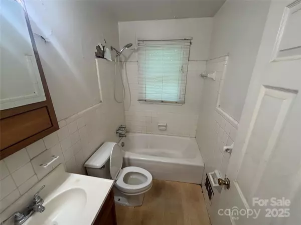 Shelby, NC 28150,908 McGowan RD