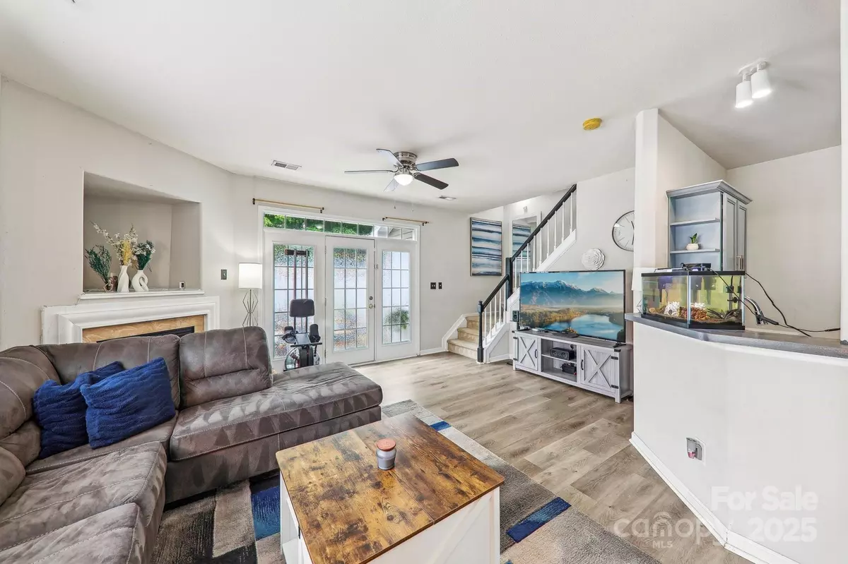 Charlotte, NC 28215,8259 Carob Tree LN