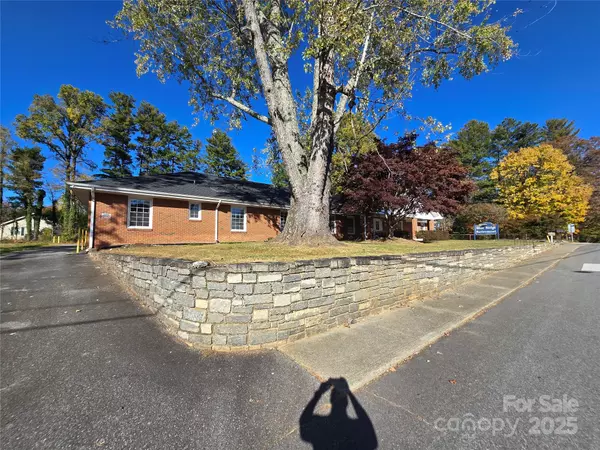 Hendersonville, NC 28791,913 9th AVE W