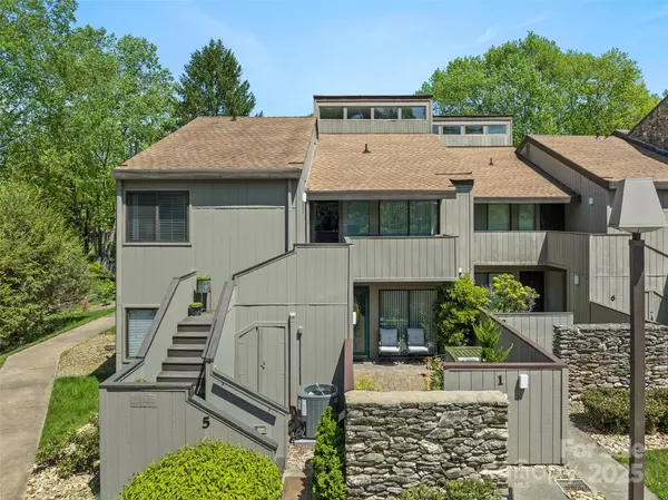 Hendersonville, NC 28739,5 Lakemoor LN