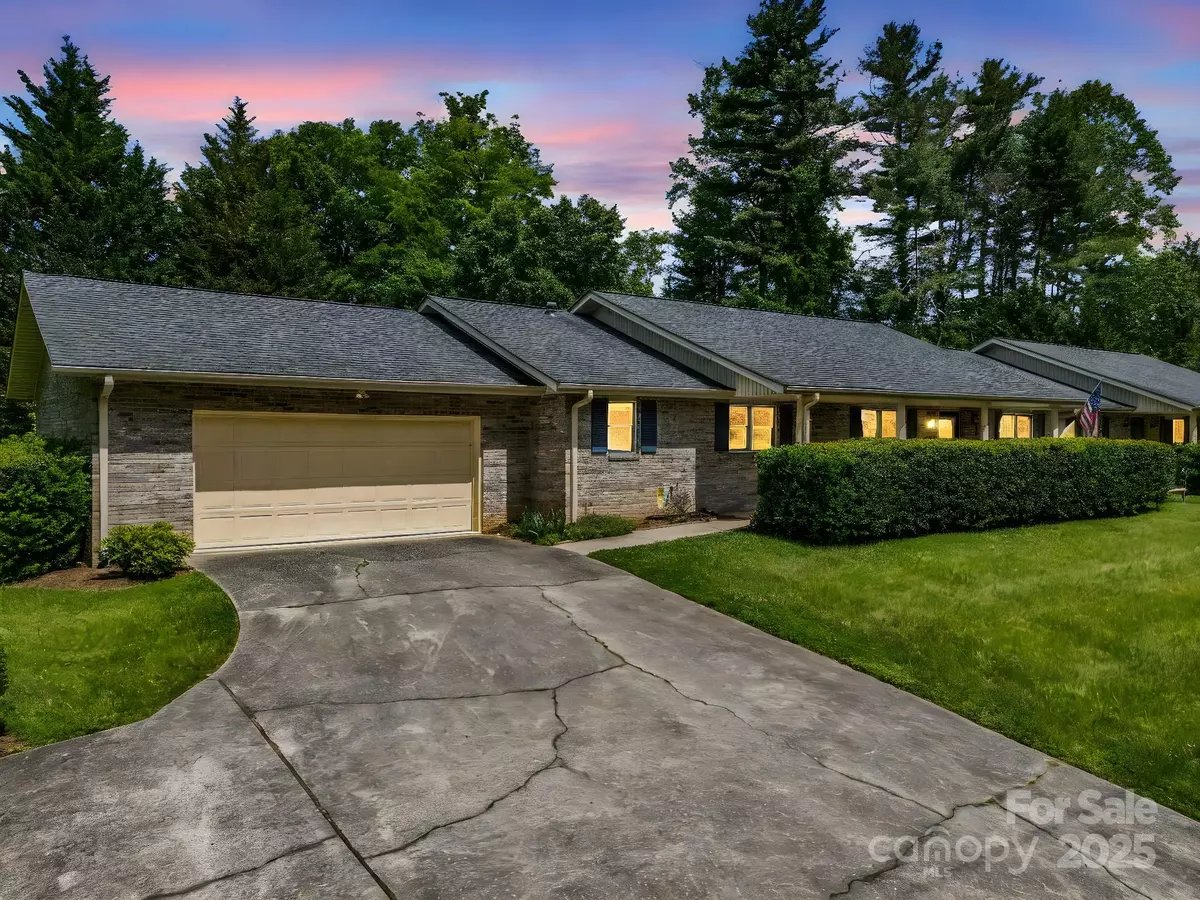 Hendersonville, NC 28739,209 Daniel DR