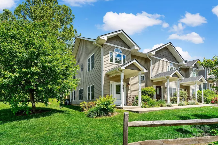 8 Cherry Laurel LN, Swannanoa, NC 28778