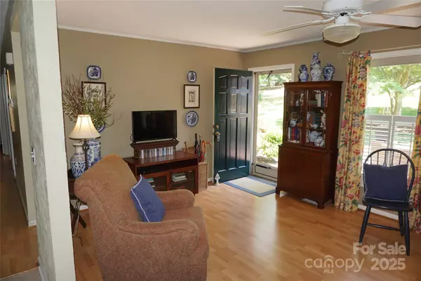 Hickory, NC 28602,1933 Woodridge DR