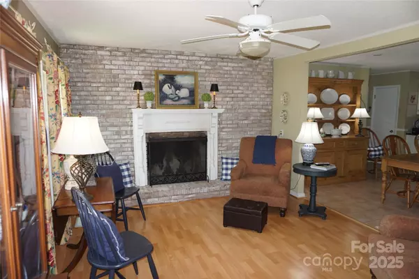 Hickory, NC 28602,1933 Woodridge DR