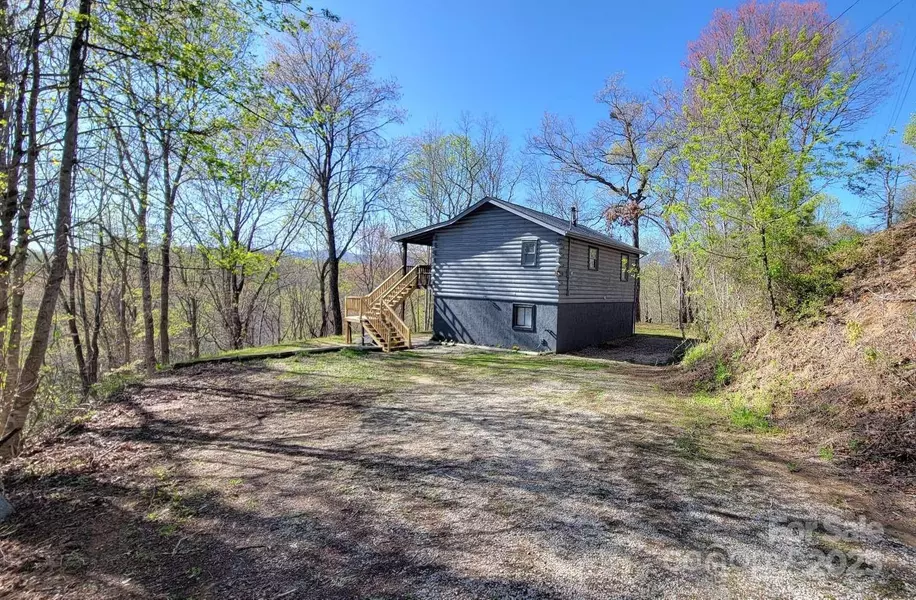 389 Lily LN, Whittier, NC 28789