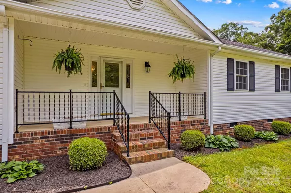 Statesville, NC 28677,115 Three Oaks LN