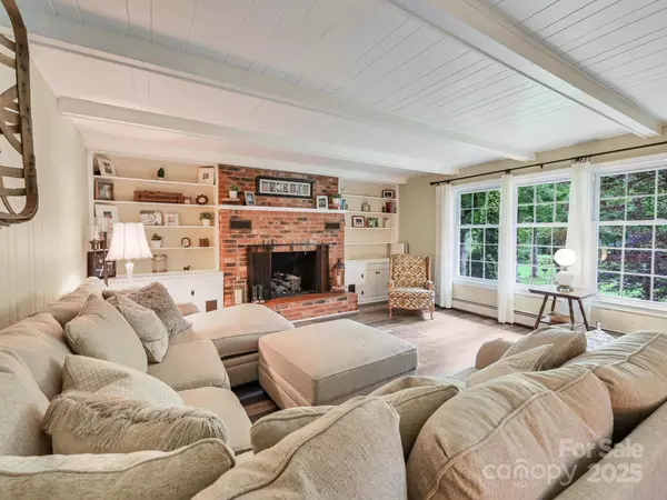 Hendersonville, NC 28791,3221 Debbie DR