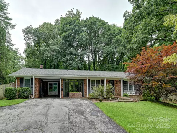 Hendersonville, NC 28791,3221 Debbie DR