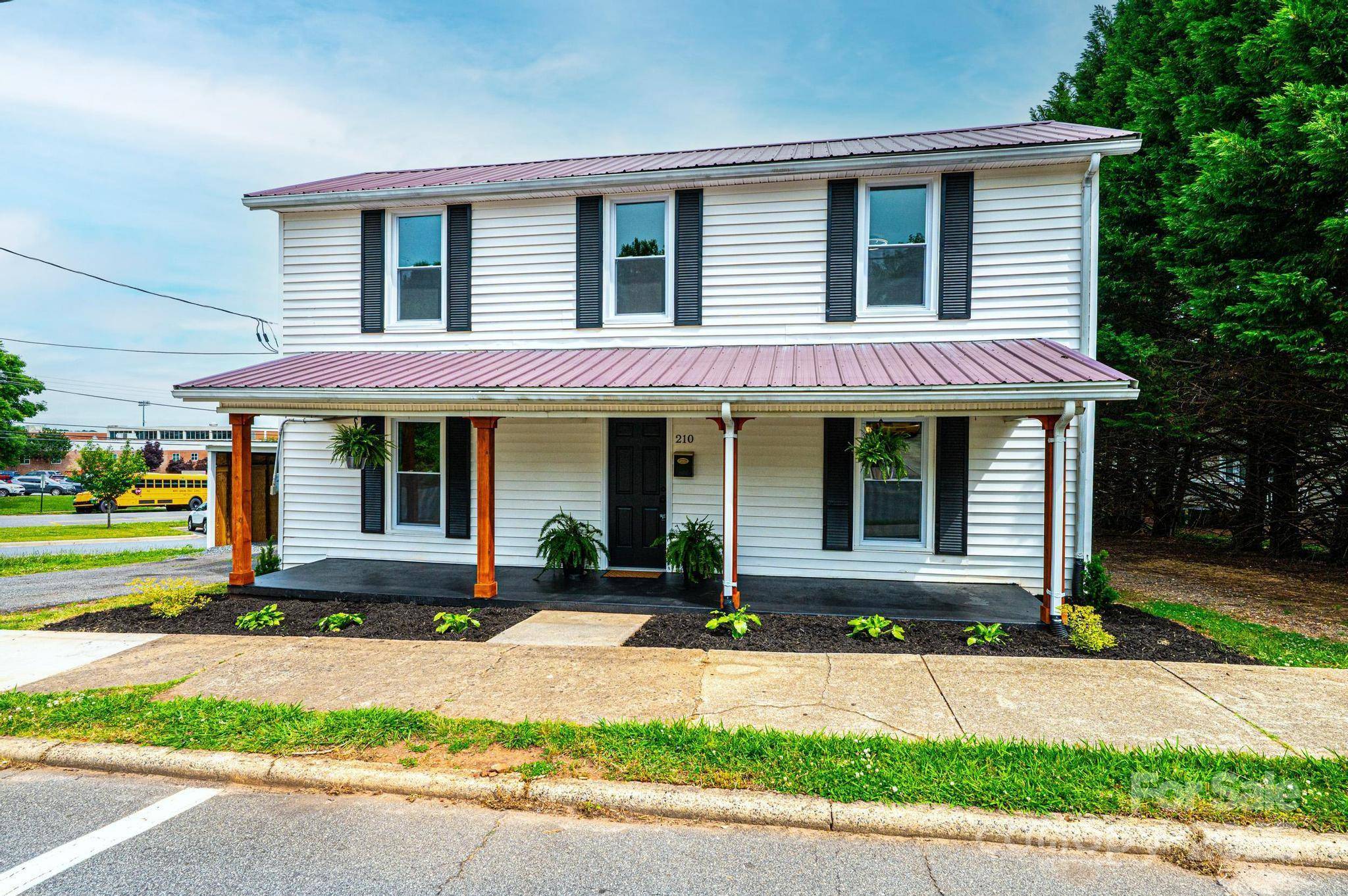 Newton, NC 28658,210 W 15th ST