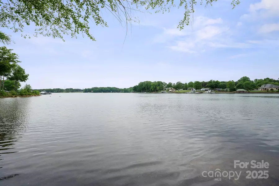 8216 Malibu Pointe LN, Denver, NC 28037
