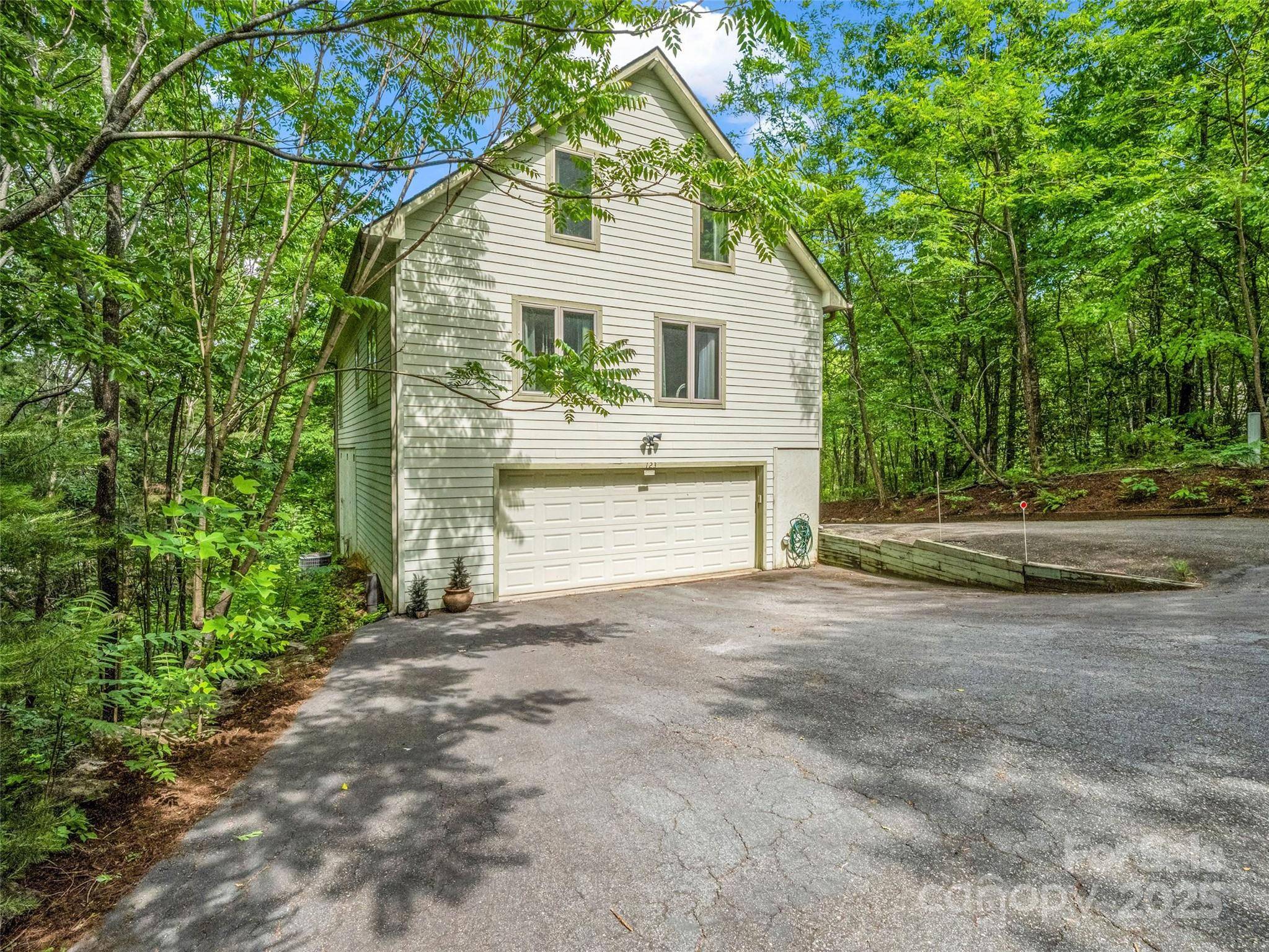 Lake Lure, NC 28746,123 Hummingbird CT