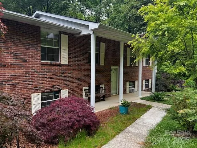 Hendersonville, NC 28792,530 Burge Mountain RD