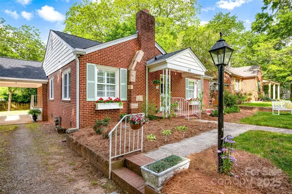 Statesville, NC 28677,625 N Center ST #4