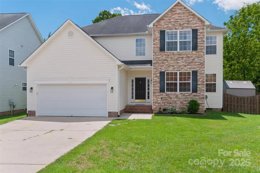 8 Secrest DR, Arden, NC 28704