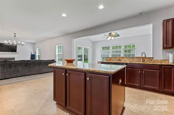 Charlotte, NC 28213,16615 Crimson Sargent DR