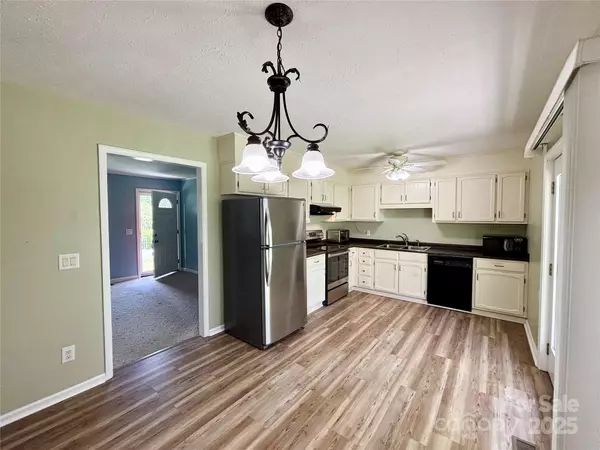 Hendersonville, NC 28739,34 W Broadleaf DR