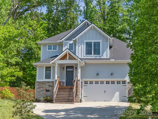 29 Farm Pond LN, Candler, NC 28715