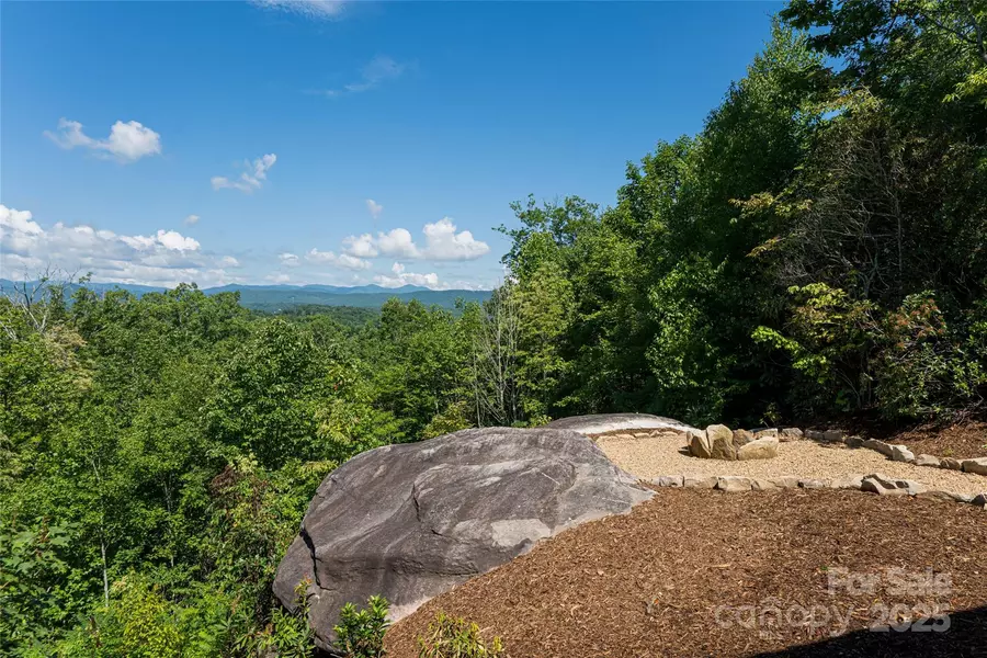 129 Parkway View DR, Hendersonville, NC 28739