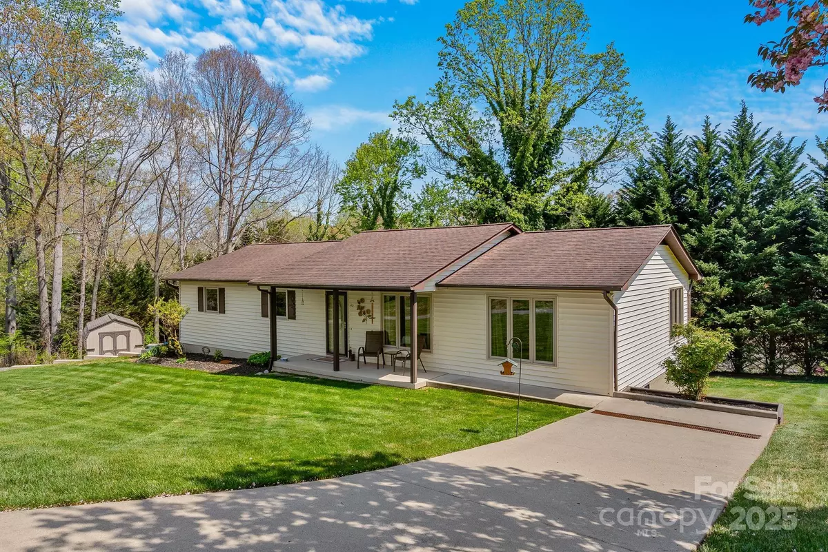 Candler, NC 28715,40 Singing Pines DR