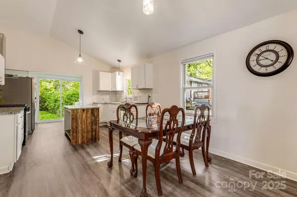 Hendersonville, NC 28739,725 1st AVE W