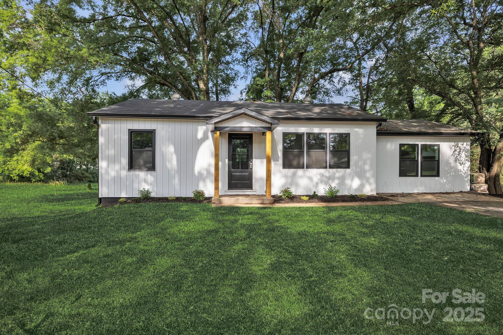 1739 16th ST NE, Hickory, NC 28601