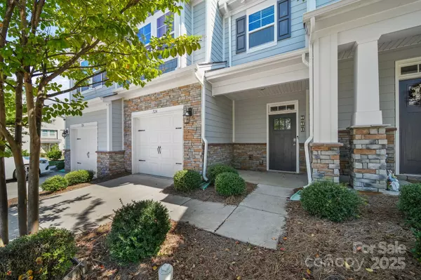 724 Little Bluestem DR, Lake Wylie, SC 29710