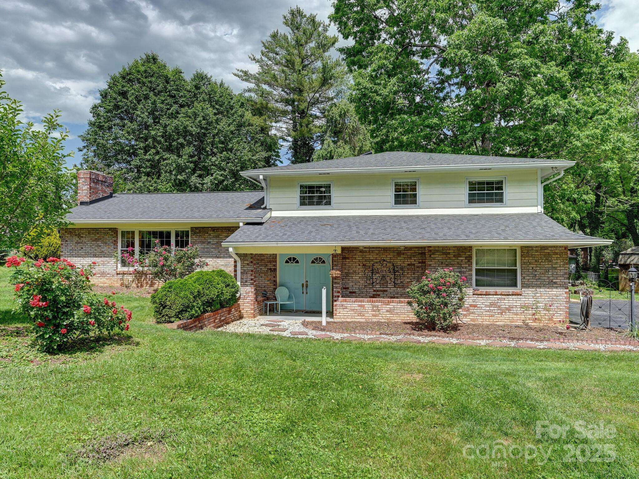 1136 Carousel LN, Hendersonville, NC 28792
