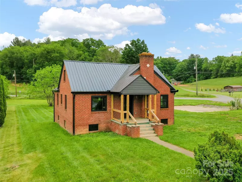21 Murray RD, Canton, NC 28716