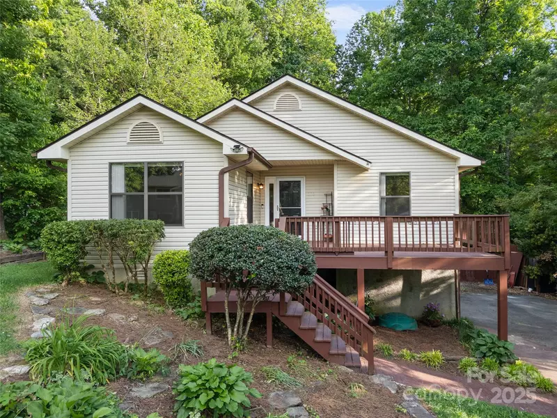 100 Tarragon PL, Flat Rock, NC 28731