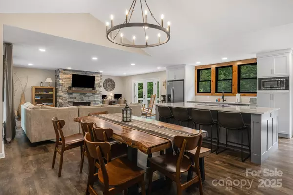 137 Weaver CT, Lake Lure, NC 28746