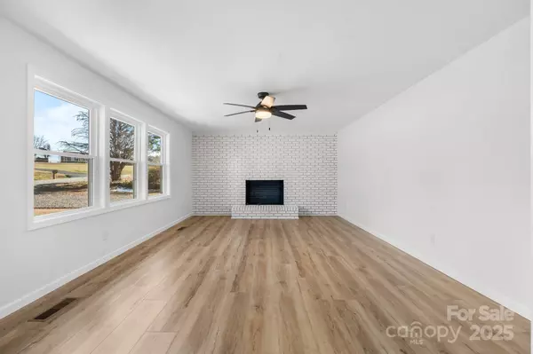 Hickory, NC 28602,5520 Chestnut DR