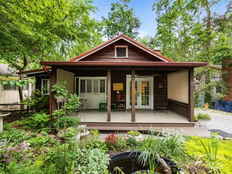 23 Leatherwood LN, Hendersonville, NC 28739