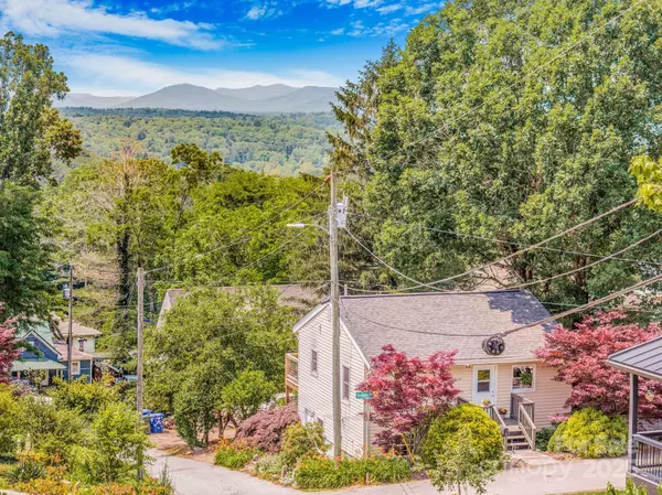 64 McLain ST, Asheville, NC 28803